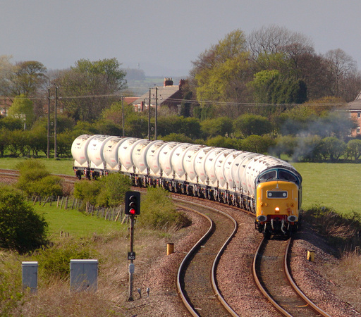 55022 slows down for Freemans Signalbox